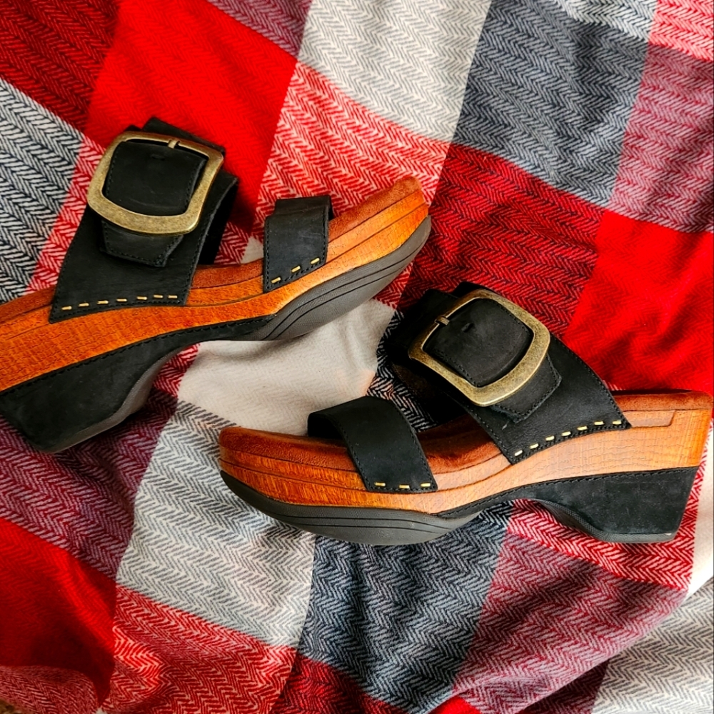 Sandals with large buckle and wide straps